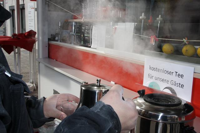 Der Foodtruck am Caritas-Zentrum bietet ebenso günstiges wie leckeres Essen für jedermann. Betreut von der Caritas haben hier Langzeitarbeitslose und Arbeitssuchende die Möglichkeit der Arbeitserprobung.