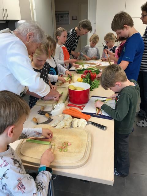 Bei den „Kochgeschichten“ im Mehrgenerationenhaus kochen Seniorinnen mit Kindern und erzählen ihnen Geschichten über die traditonellen Speisen.