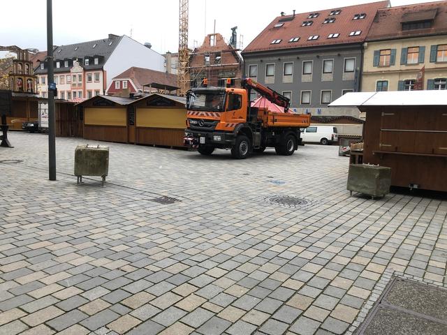 Noch stehen die beiden Betonklötze einsam. Aber bald schon tragen sie dieTannengirlanden in einem beleuchteten Bogen.