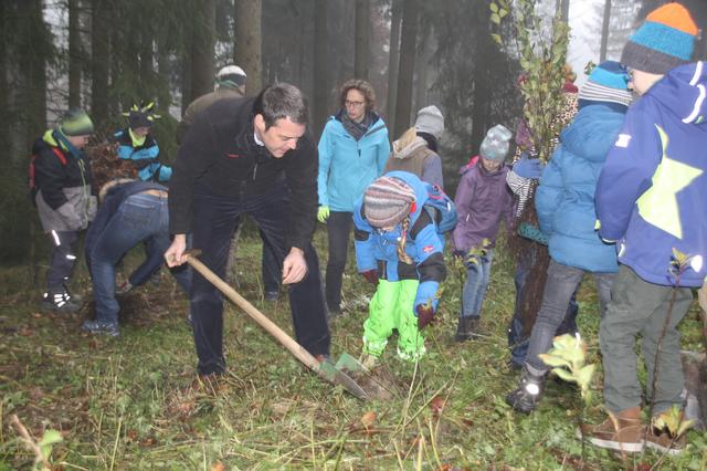 Bürgermeister Thomas Herker packt mit an