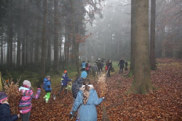 Begeistert ziehen die Kinder mit den Setzlingen und den Spaten los