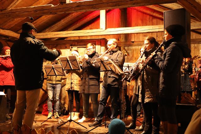 Eine Formation der Stadtkapelle spielte bei der Eröffnung des Christkindlmarktes.