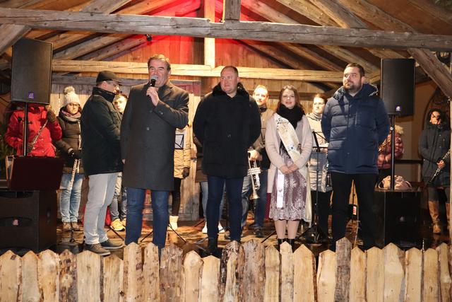 Offiziell eröffnet wurde der Christkindlmarkt vom Zweiten Bürgermeister Albert Gürtner mit Organisator Philipp Schleef, Volksfestkönigin Juliane Heindl und Stadtrat Richard Fischer (v. links).