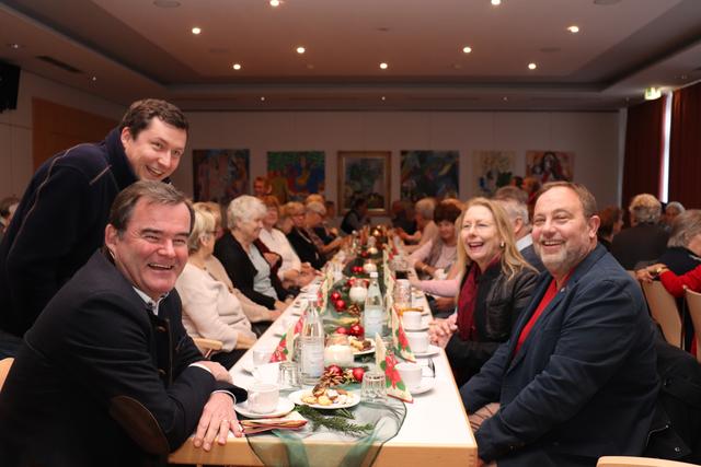 Die offiziellen Vertreter: Sachgebietsleiter Christoph Höchtl, Bürgermeister Albert Gürtner, Seniorenreferentin Verena Kiss-Lohwasser, Pfarrer George Spanos