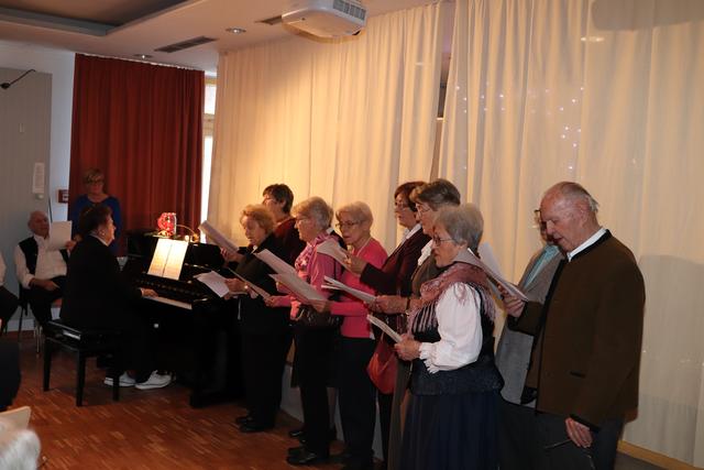 Der offene Singkreis unter Leitung von Adelheid Schurius