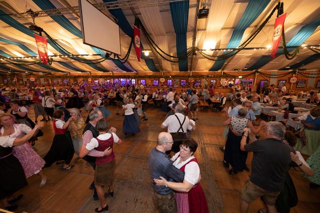 Neues Zugpferd beim Volksfest: Der Volkstanzabend im großen Zelt kam sehr gut an. | Foto: Lukas Sammetinger