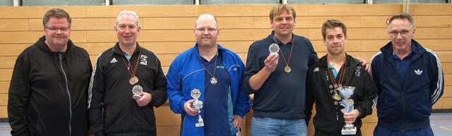 Die Top 4 der Herren mit Turnier- und Abteilungsleiter: v.l.n.r.: Jochen Maurer, Rainer Bouwmans (3.), Christian Bolzer (2.), Rainer Hoffmann (3.), Maximilian Pflügler (1.), Heinz Wohlers