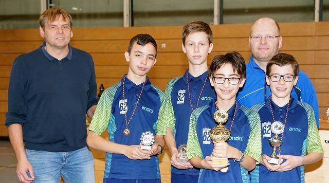 Die Schüler mit ihren Pokalen: Rainer Hoffmann (stellv. Abteilungsleiter), Benedikt Steininger (3.), Botond Bozola (3.), Noah Hanft (1.), Christian Bolzer (Jugendwart), Armin Höcherl (2.)