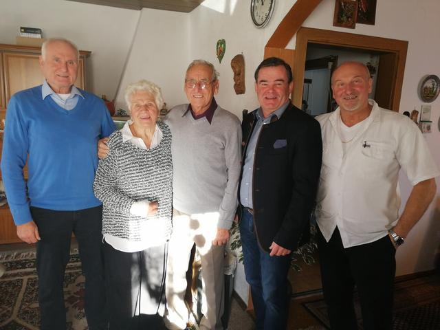 Bruno Raschke mit Ehefrau Marianne, Pfaffenhofens zweitem Bürgermeister Albert Gürtner und den Söhnen Manfred und Bruno