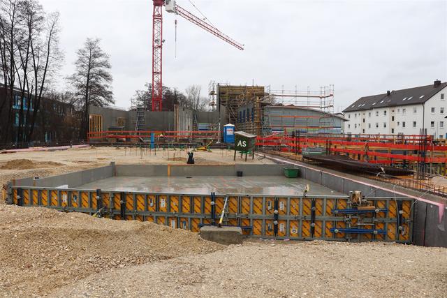 Babybecken - im Hintergrund der Unkleidebereich