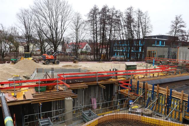 Blick in den Keller, wo künftig die Technik untergebracht ist. Im HIntergrund das Babybecken.