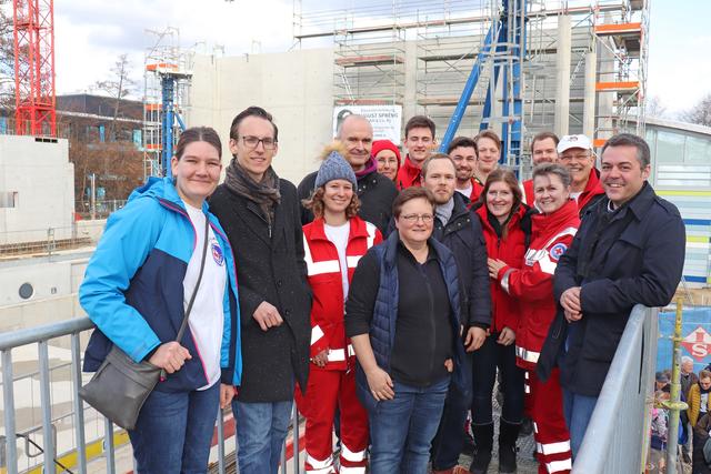 Auch die Pfaffenhofener Orstgruppe der Wasserwacht hat sich von Bürgermeister Thomas Herker die Baustelle erklären lassen.