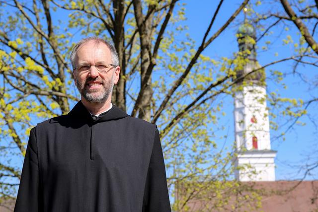 Pater Benedikt vor der Pfarrkirche Niederscheyern