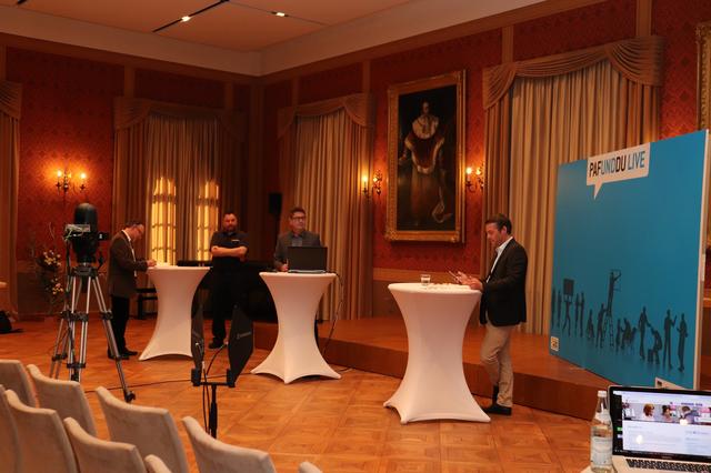 Neben Bürgermeister Thomas Herker beantworteten auch der Rechtsdirektor und berufsmäßige Stadtrat, Florian Erdle, sowie der städtische Sicherheitsbeauftragte und 1. Kommandant der Freiwilligen Feuerwehr, Roland Seemüller, zahlreiche Fragen zur Corona-Krise.