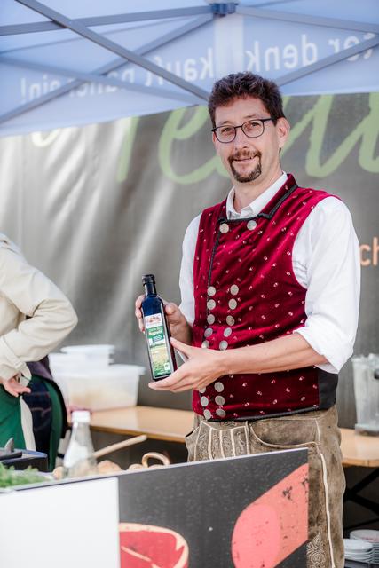 Markus Pscheidl mit Öl von Krammerbräu Naturlandhof