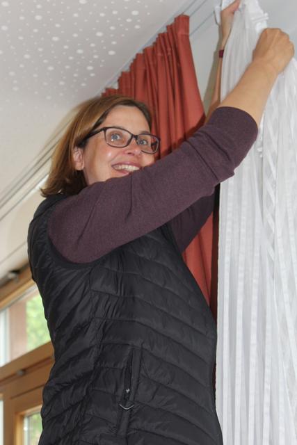 Großes Reinemachen im Seniorenbüro: Mitarbeiterin Pia Fischer hat die Zeit genutzt, um beispielsweise die Vorhänge im Hofbergsaal zu reinigen.