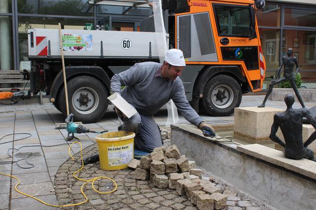Mitarbeiter der Stadtwerke haben den Brunnen im Innenhof des Seniorenbüros erneuert.