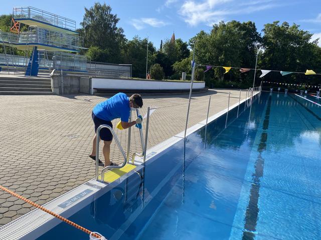 Zwischen den Badezeiten wird das Freibad entsprechend des Hygienekonzepts desinfiziert