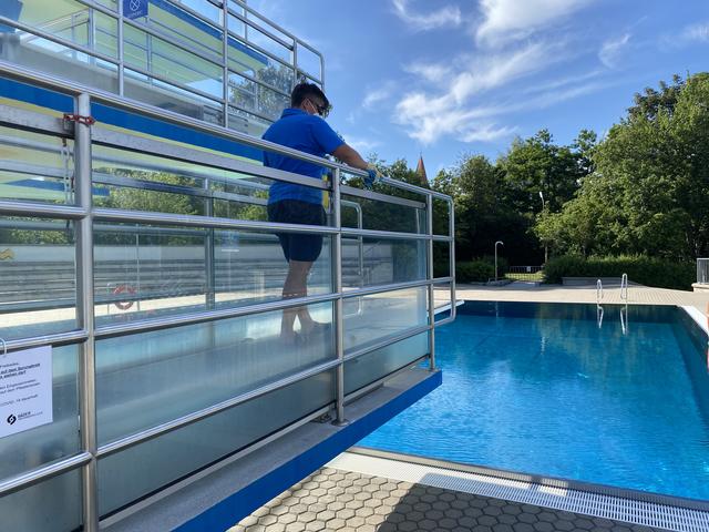 Die Desinfektion aller Handläufe – auch am Sprungturm – gehört zum Hygienekonzept in Pfaffenhofen