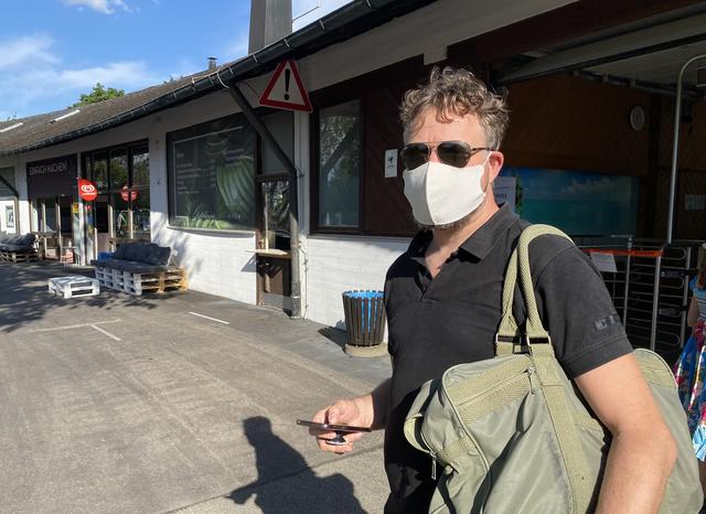 Jürgen Löhnert, 42, aus Pfaffenhofen freut sich über die Öffnung des Freibads. „Ohne Probleme“ hat er sich seine Eintrittskarte online auf sein Smartphone geladen. 