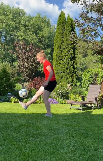 Eine gute Ballkontrolle kann auch im
heimischen Garten trainiert werden