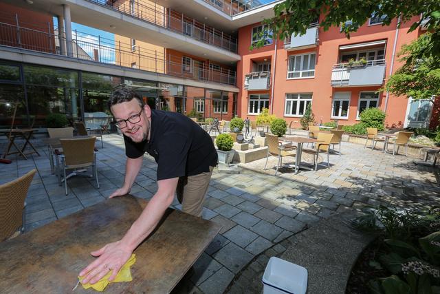 Marcus Andre freut sich über die Wiedereröffnung: Seit Mitte Mai bzw. Ende Mai sind der Biergarten und der Innenbereich des Café Hofberg wieder geöffnet. | Foto: Florian Schaipp