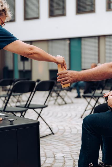 Komfortabel – den Gästen werden Erfrischungen am Platz gereicht. | Foto: Lukas Sammetinger