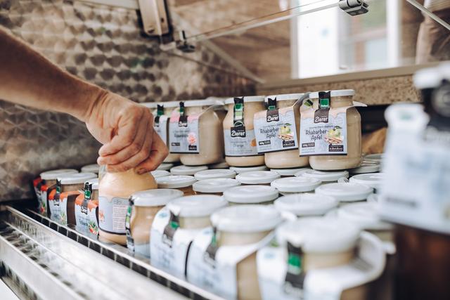 Milchprodukte aus eigener Herstellung gibt es vom Milchhof Zierer.