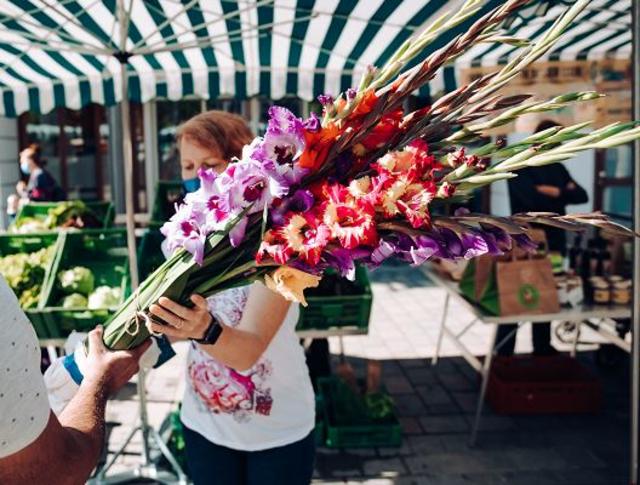 Das Produkt-Angebot ist groß: Sogar frische Bio-Gladiolen direkt vom Schnittblumenfeld werden angeboten. | Foto: Lukas Sammetinger