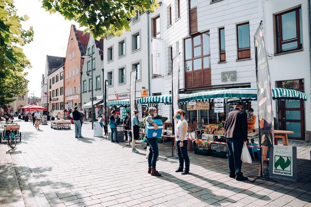 Die Verteilung der Pfaffenhofener Land Produkte erfolgt samstags auf dem Pfaffenhofener Hauptplatz. | Foto: Lukas Sammetinger