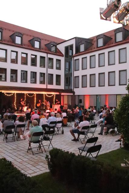 Der Innenhof des Landratsamts bot ideale Bedingungen und eine sommerliche Atmosphäre.