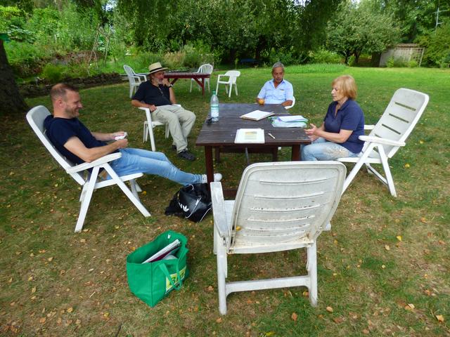 Die Koordinatoren des InterKulturGartens Pfaffenhofen an der Ilm v.l.n.r. Nikolaus Buhn, Andreas Teubner und Azam Edressi besprechen mit der Landschaftsarchitektin Dorle Engels vom Verband Wohneigentum Bayern e. V. die 18 Kriterien zur Auszeichnung  „Natur im Garten“, die mittels Plakette und Urkunde erfolgt.
 | Foto: Foto: IKG