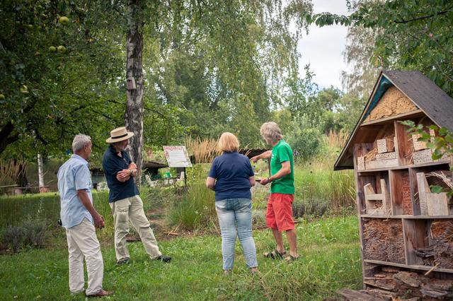 Landschaftsarchitektin Dorle Engels vom Verband Wohneigentum Bayern e. V. und IKG-Koordinatoren beim Rundgang zur Zertifizierung durch den Garten.