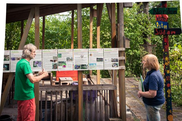 Landschaftsarchitektin Dorle Engels vom Verband Wohneigentum Bayern e. V. und IKG-Koordinatoren beim Rundgang zur Zertifizierung durch den Garten.