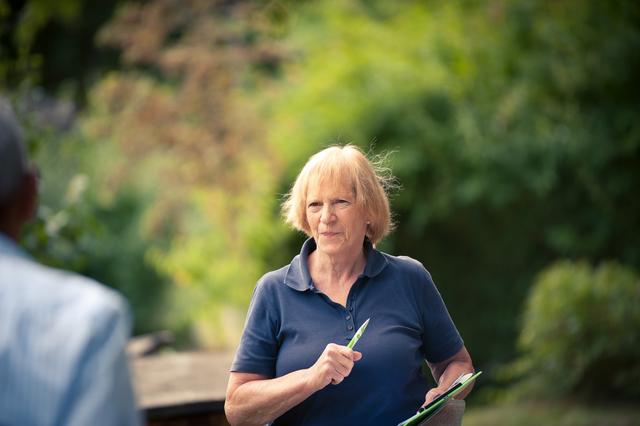 Landschaftsarchitektin Dorle Engels vom Verband Wohneigentum Bayern e. V. bei der Zertifizierung.
