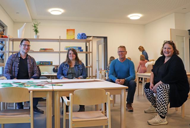 v.l. Daniel Riegel (Sachgebietsleiter Kindertagesstätten), Julia Wich (Leitung Kita Am Apfebaam), Roland Dörfler (2. Bürgermeister), Kathrin Maier (Amtsleiterin Familie, Bildung und Soziales)
