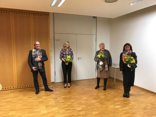 Künstler bei der Eröffnung und Vorstellung ihrer Kunstwerke