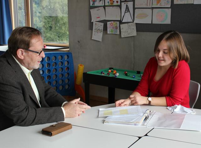 Der AWO-Kreisvorsitzende Volker Hoppe im Gespräch mit Laura Aigmann | Foto: Elisabeth Steinbüchler