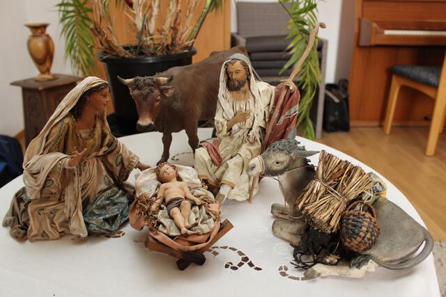 Das Herzstück der Krippensammlung von Pfarrer Albert Miorin ist eine Krippe aus Terrakotta und Stoff, handgefertigt von der italienischen Künstlerin Angela Tripi. Miorin hat die Krippe über viele Jahre immer wieder um zusätzliche Figuren erweitert.  | Foto: Elisabeth Steinbüchler 