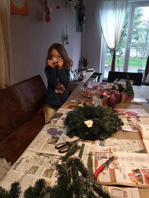 Shi Qing Wus Tochter beim Adventskranz-Basteln 2019 | Foto: Shi Qing Wu