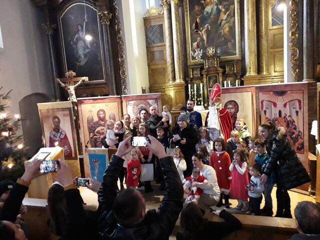 „Santa Claus“ besuchte im vergangenen Jahr den rumänisch-orthodoxen Gottesdienst in der Spitalkirche. | Foto: Constantin Chirila 