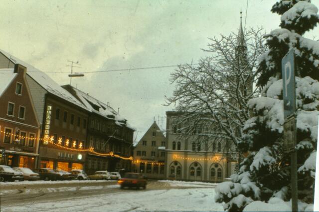 Ein früheres Foto von der Weihnachtsbeleuchtung am Hauptplatz (um 1980) 