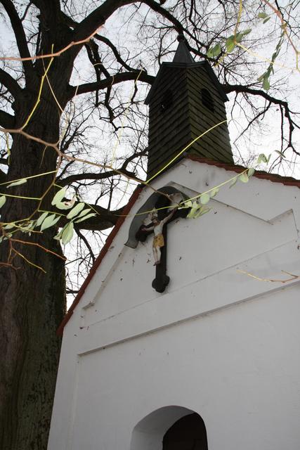 In der Ortsmitte von Tegernbach auf einer kleinen Anhöhe, dem so genannten Kirendl, entstand 1871 die Kapelle St. Quirin. | Foto: Sandra Härtenberger