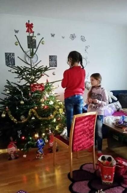 Die Töchter der Familie Radut beim Schmücken des Weihnachtbaums an Heiligabend 2019 | Foto: Constantin Radut