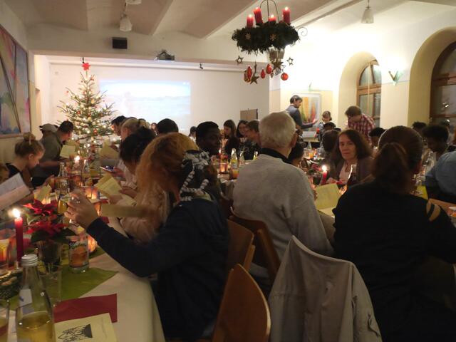 Bei den Baptisten gab es in den letzten Jahren immer an Heiligabend eine sehr gut besuchte Feier für Alleinstehende und Flüchtlinge. | Foto: Kristin Hagen-Ritzenthaler