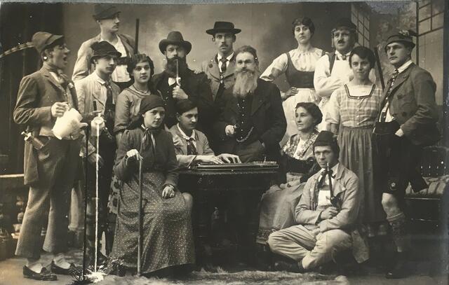 Aufführung des Theaterstückes „Jägerblut“ von Benno Rauchenegger durch das Ensemble der Liedertafel (1919).