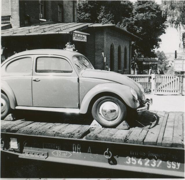 Ein für einen amerikanischen GI bestimmter VW Käfer kommt auf dem Bahnhof an (1950).