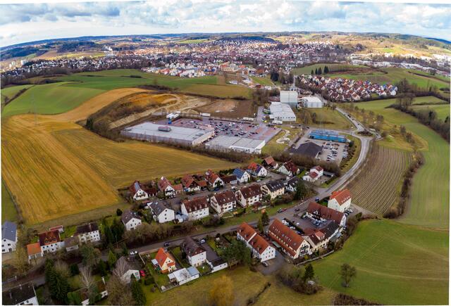 Eberstetten aus der Vogelperspektive. Im Hintergrund der Ortsteil Weihern und die Stadt Pfaffenhofen | Foto: Karl J. Ebensberger