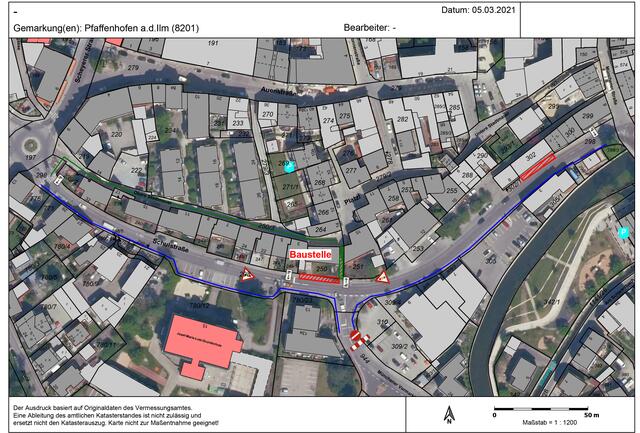 Ab dem 06.04.2021Sperre des Gehwegs (im Plan rot markiert) 
Umgehungstrecke in Richtung Kreisverkehr Scheyerer Straße (im Plan grün markiert)
Der Gehweg an der Seite der Schule bleibt frei und kann über Ampeln und Zebrestreifen erreicht werden (imn Plan blau markiert)