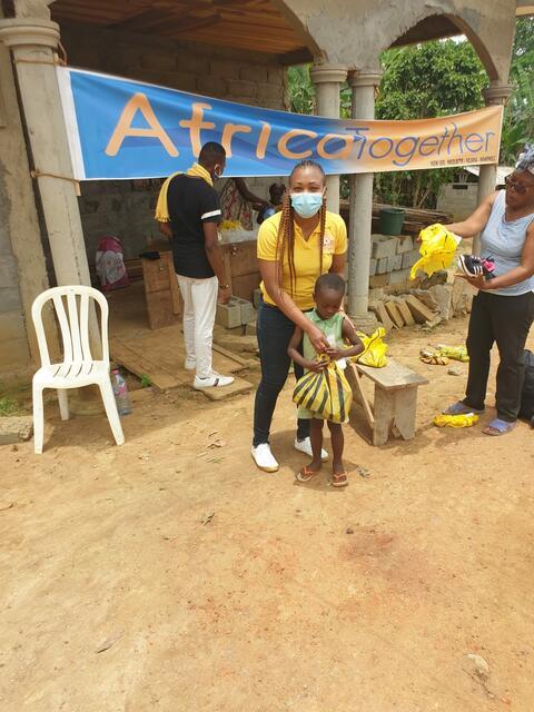 Unser Vereinsmitglied bei der Verteilung der Kleiderspenden